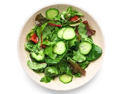 Зелена салата с микс зеленчуци, краставици и чери домати - снимка на рецептата